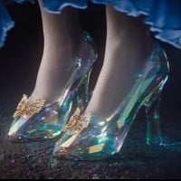 In "Cendrillon", Cinderella wears glass slippers, in "Aschenputtel", they are made of gold.